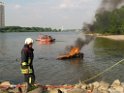 Kleine Yacht abgebrannt Koeln Hoehe Zoobruecke Rheinpark P164